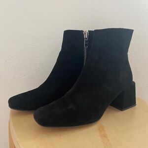 LOQ Black Suede Squared Boot